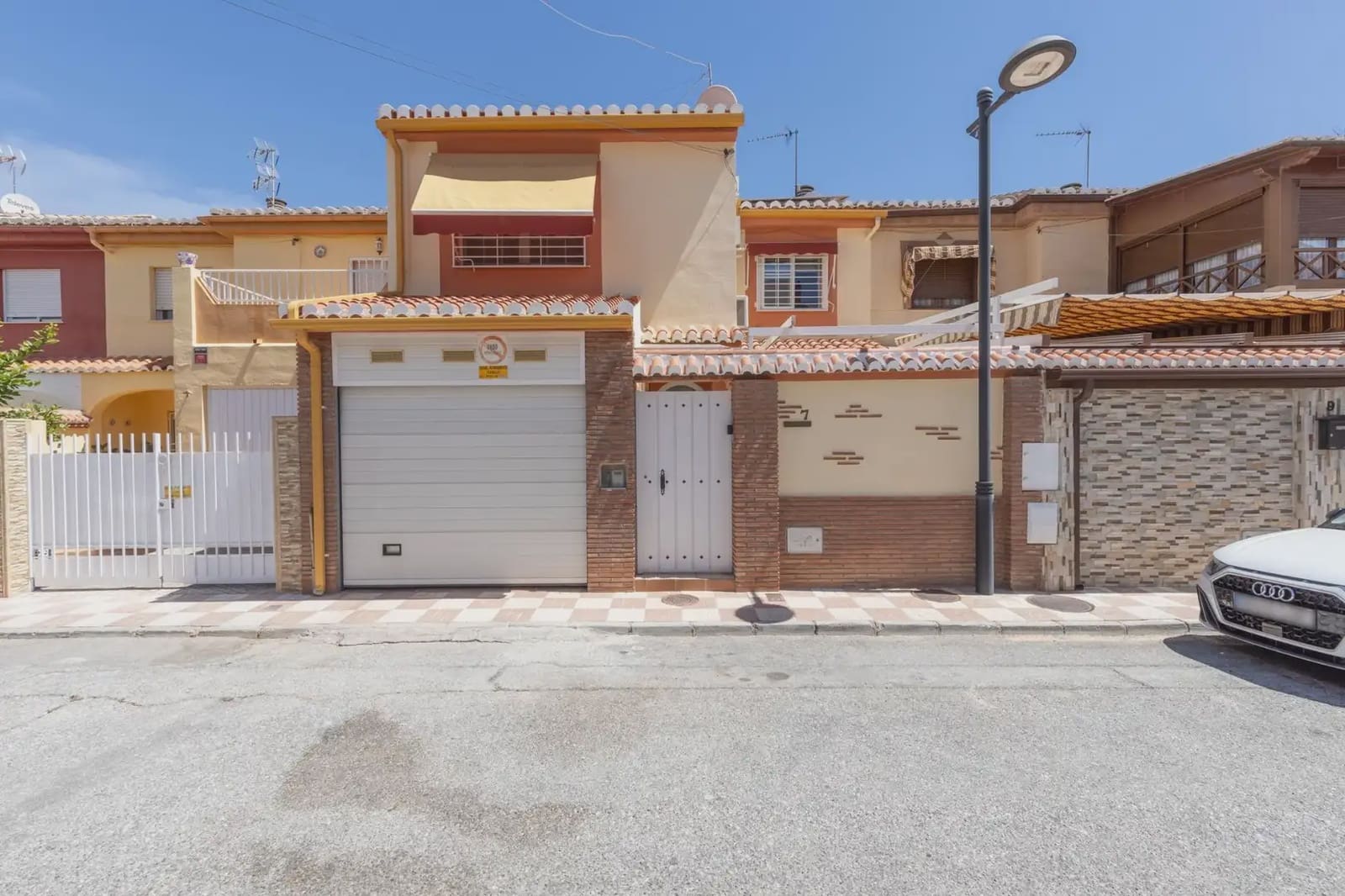 5 bedroom Terraced Villa for sale in Armilla with garage - € 295,000 (Ref: 9898583)