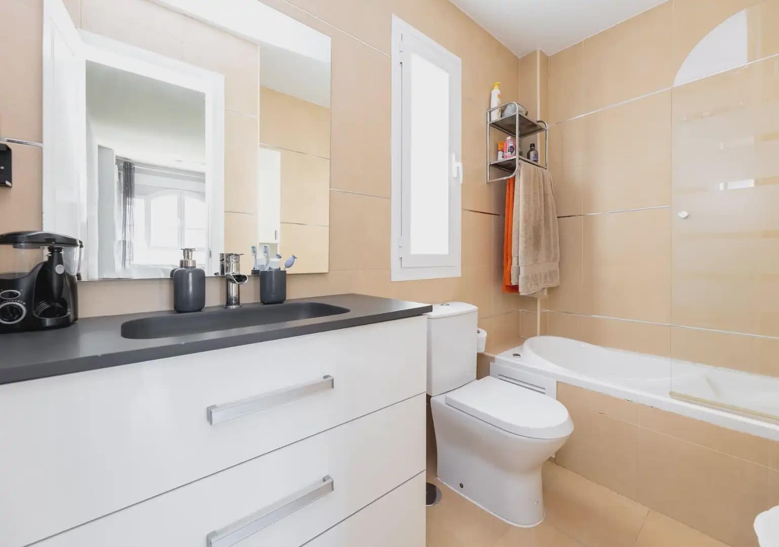 2 slaapkamer Flat te koop in Las Gabias met zwembad garage - € 245.000 (Ref: 9902622)