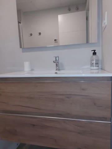 2 soverom Leilighet til leie i Centro - Sagrario, Granada by - € 850 (Ref: 9902623)