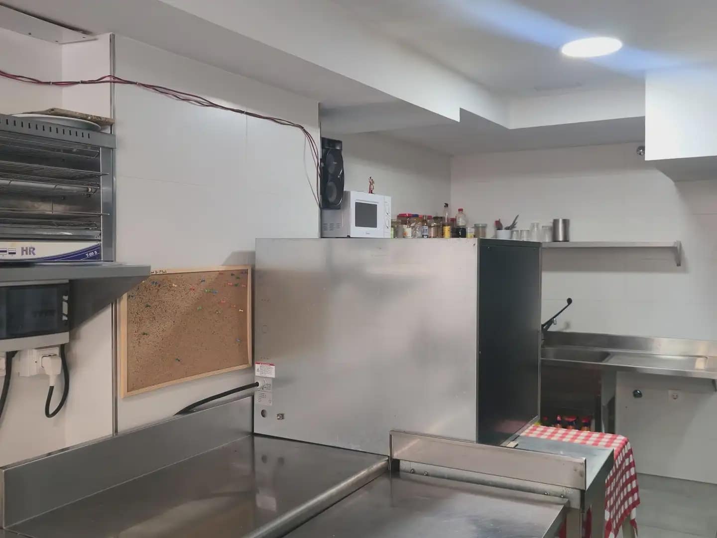 Commercial for sale in Lanjaron - € 120,000 (Ref: 9902625)