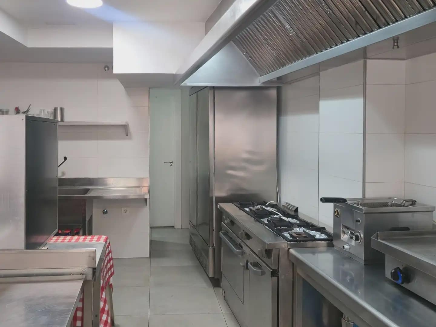 Commercial for sale in Lanjaron - € 120,000 (Ref: 9902625)