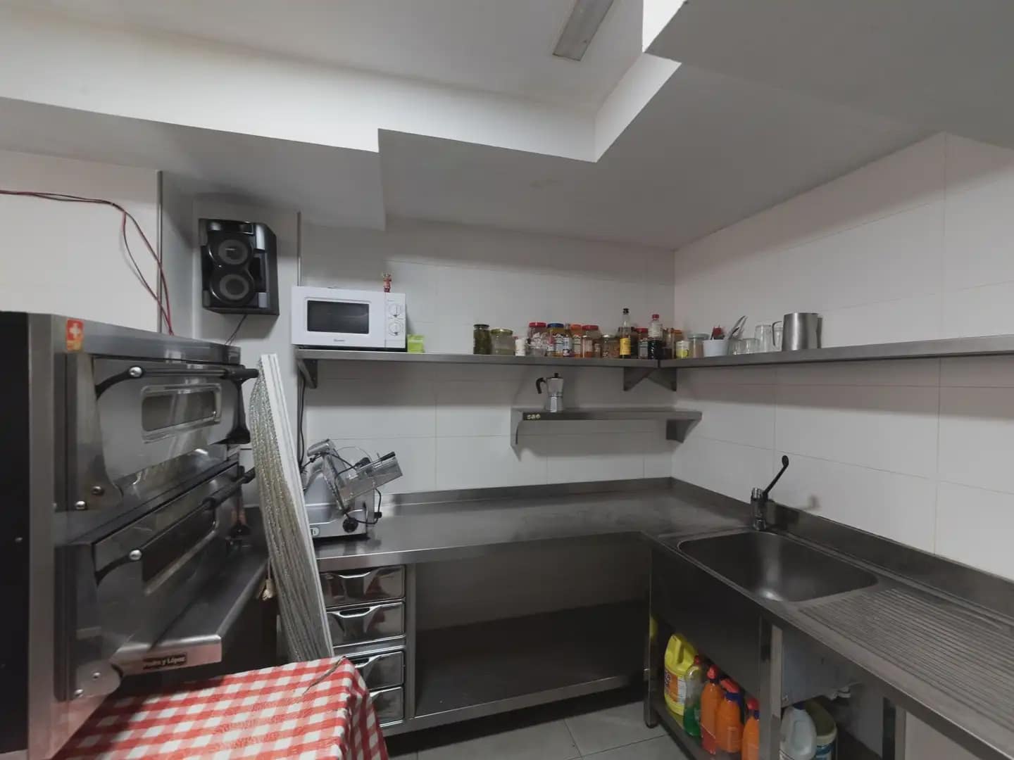 Commercial for sale in Lanjaron - € 120,000 (Ref: 9902625)