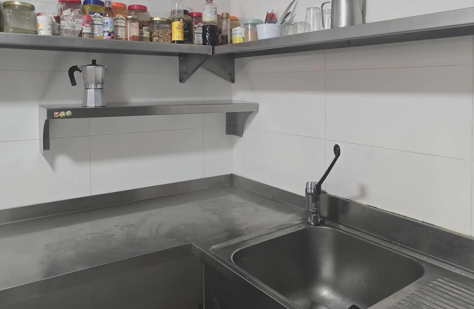 Commercial for sale in Lanjaron - € 120,000 (Ref: 9902625)