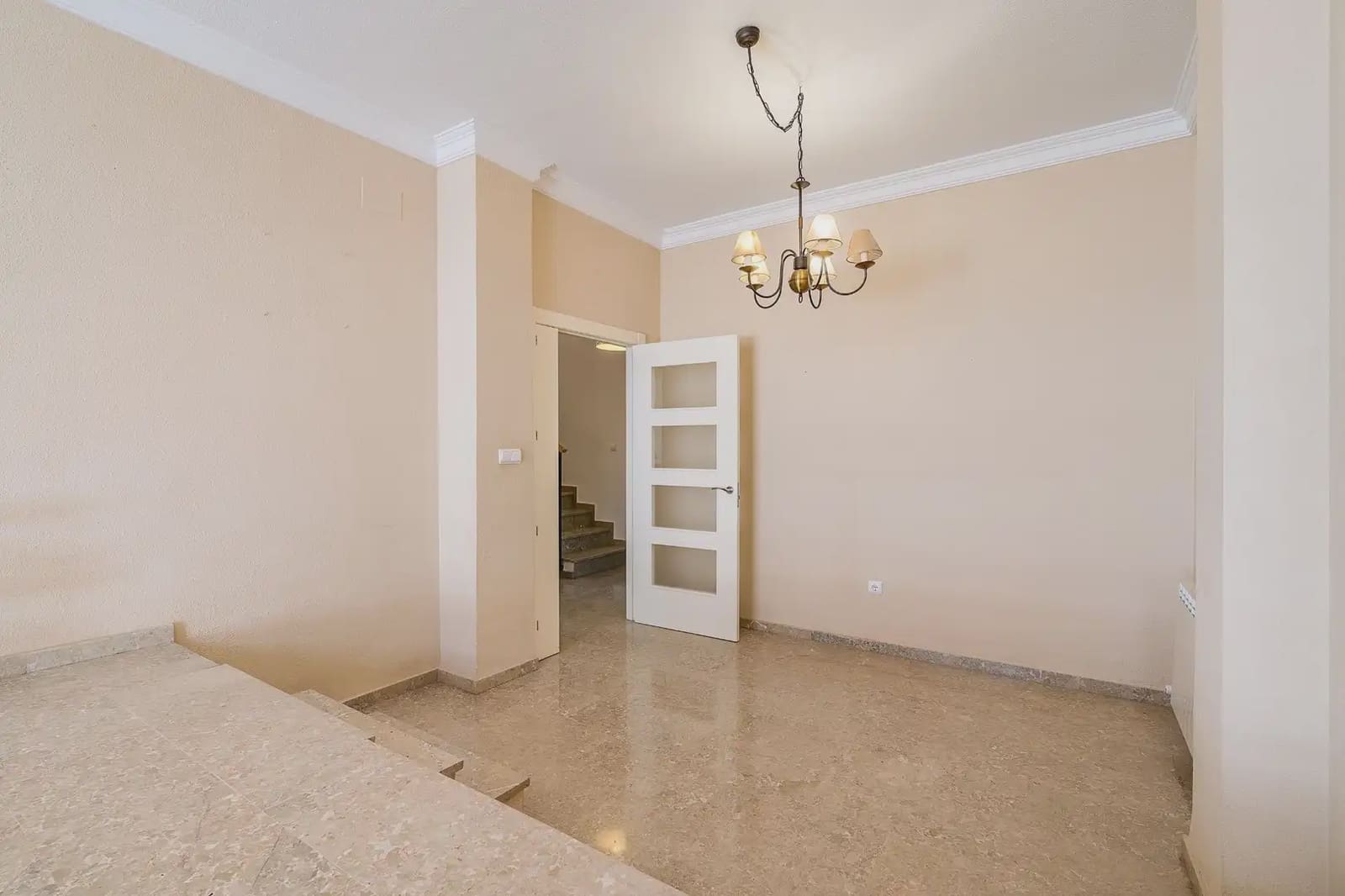 5 slaapkamer Huis te koop in Huetor Vega met garage - € 323.000 (Ref: 9902629)