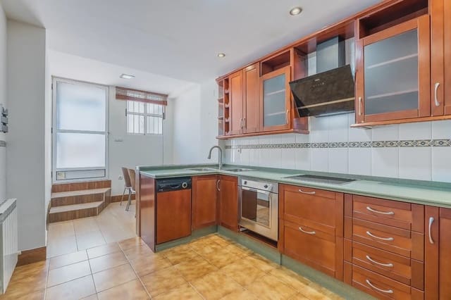 5 slaapkamer Huis te koop in Huétor Vega met garage - € 323.000 (Ref: 9902629)