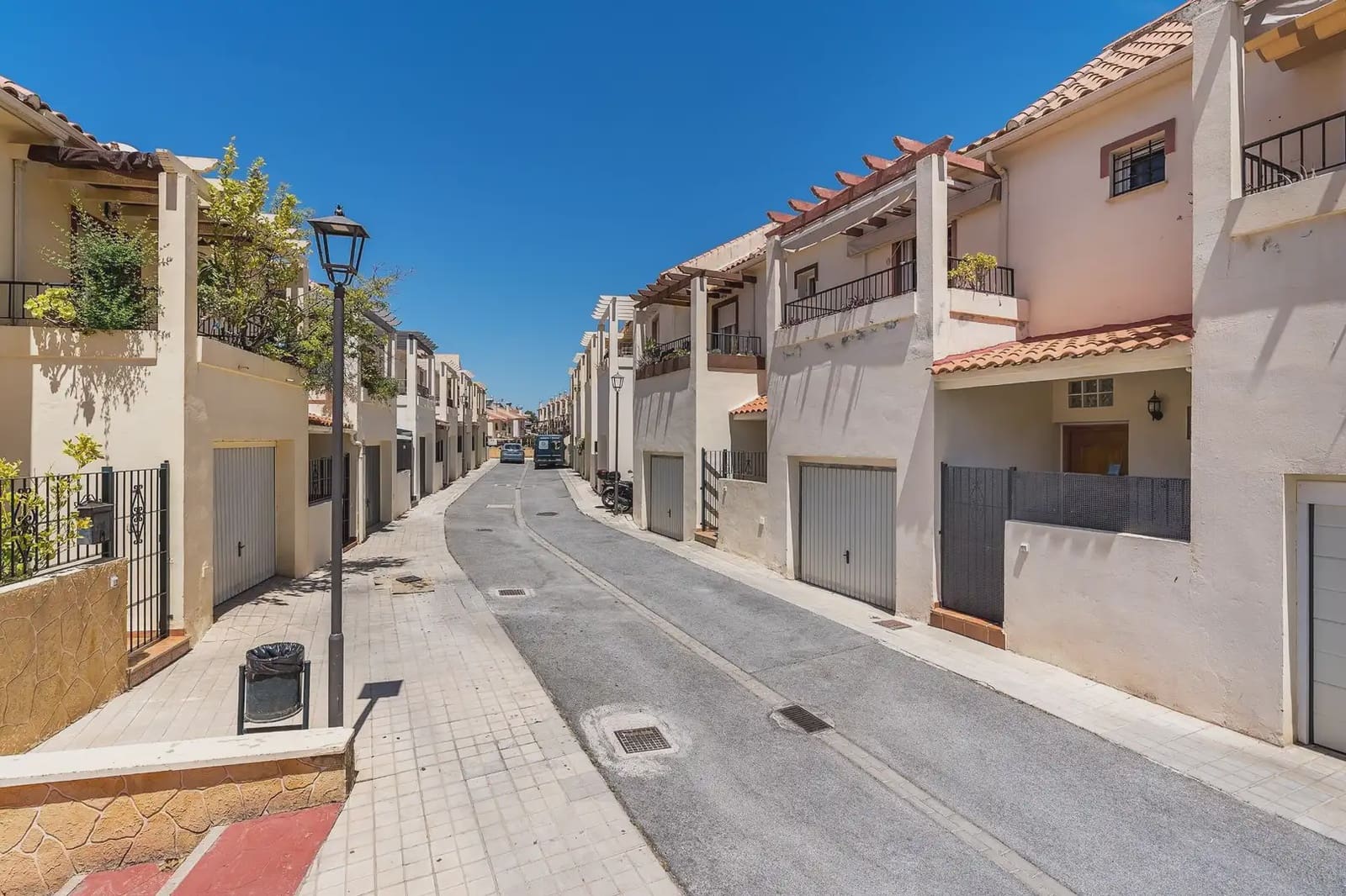 5 slaapkamer Huis te koop in Huetor Vega met garage - € 323.000 (Ref: 9902629)