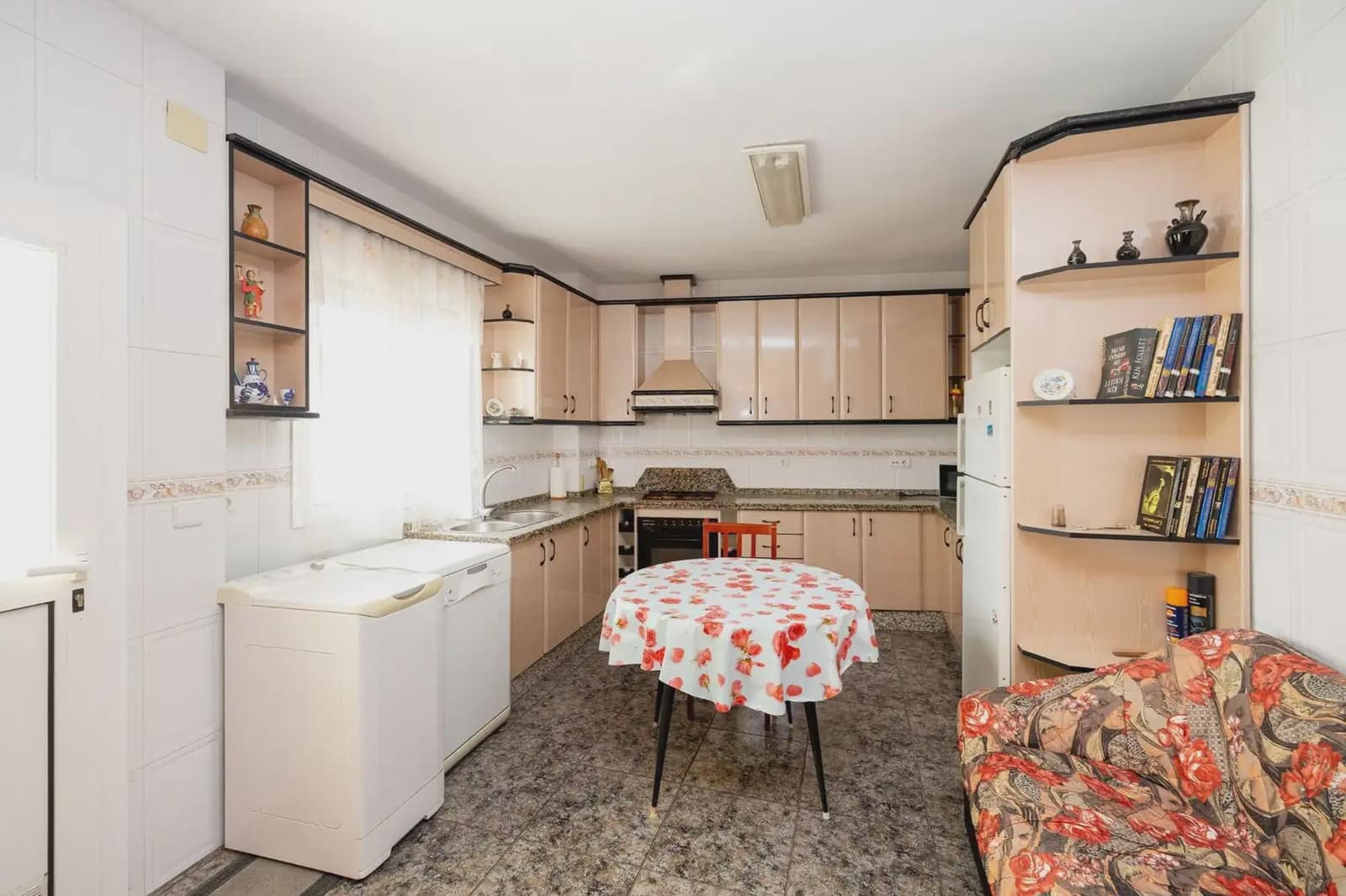 7 bedroom Townhouse for sale in Moraleda de Zafayona with garage - € 219,999 (Ref: 9923034)