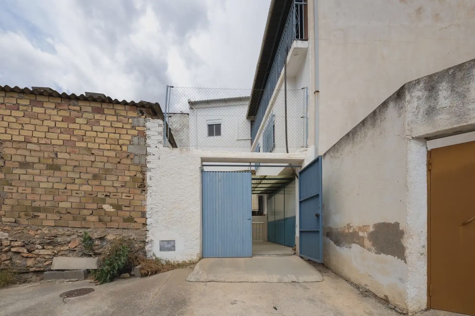 7 bedroom Townhouse for sale in Moraleda de Zafayona with garage - € 219,999 (Ref: 9923034)