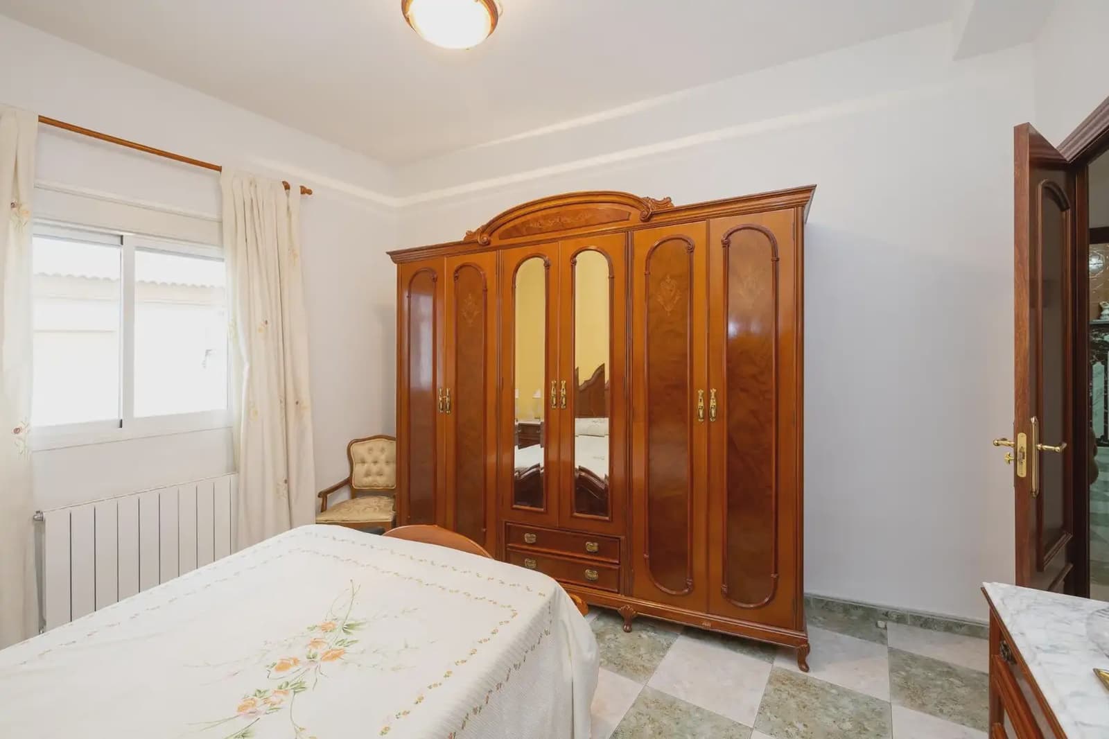 7 bedroom Townhouse for sale in Moraleda de Zafayona with garage - € 219,999 (Ref: 9923034)