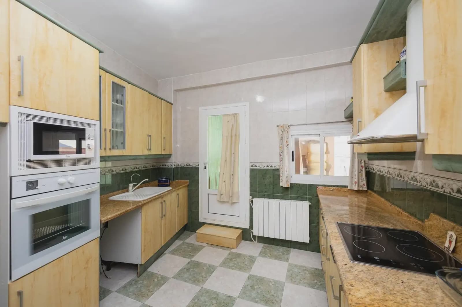 7 bedroom Townhouse for sale in Moraleda de Zafayona with garage - € 219,999 (Ref: 9923034)