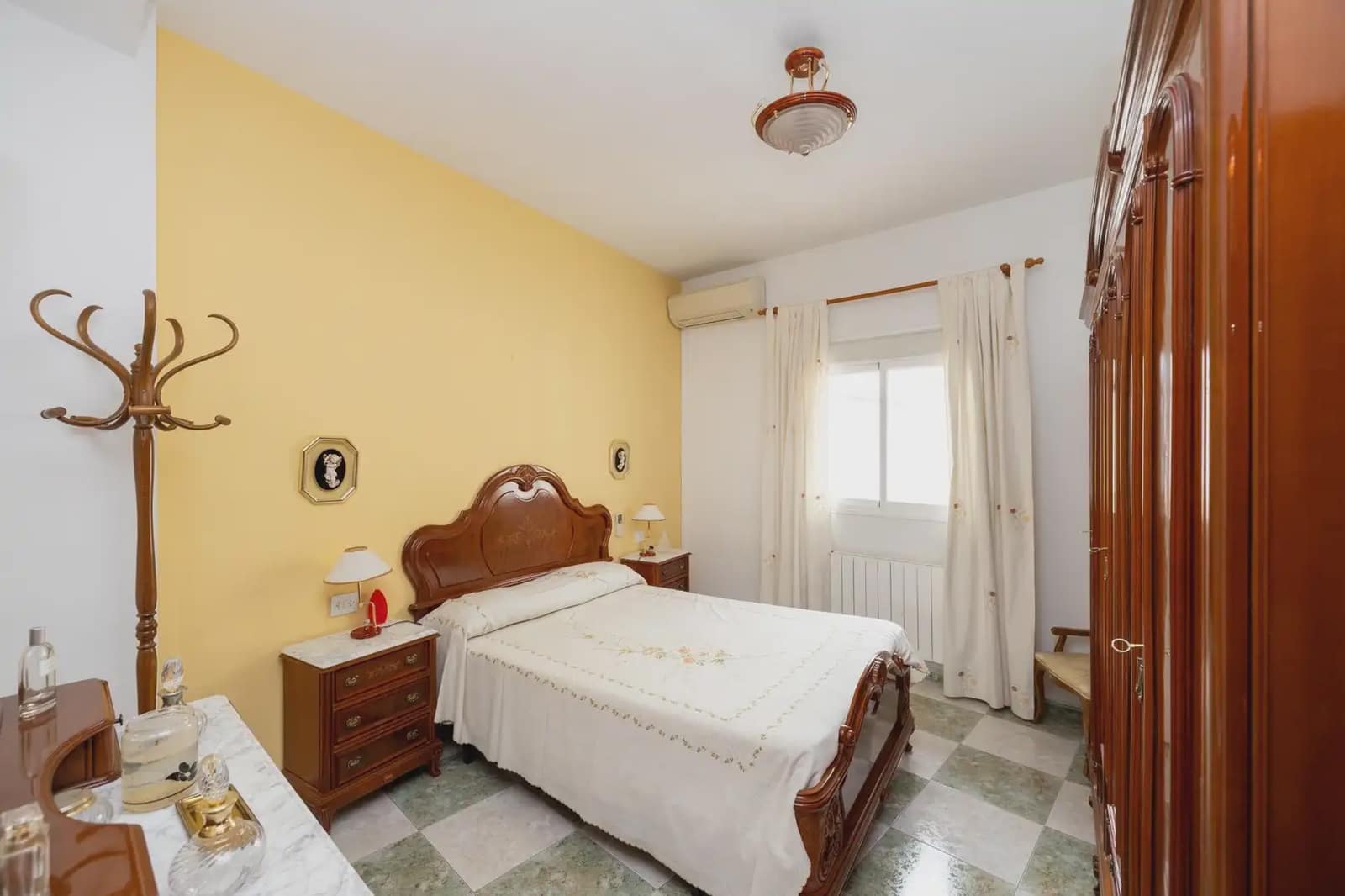 7 bedroom Townhouse for sale in Moraleda de Zafayona with garage - € 219,999 (Ref: 9923034)