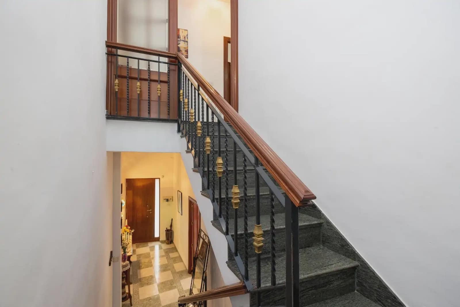 7 bedroom Townhouse for sale in Moraleda de Zafayona with garage - € 219,999 (Ref: 9923034)