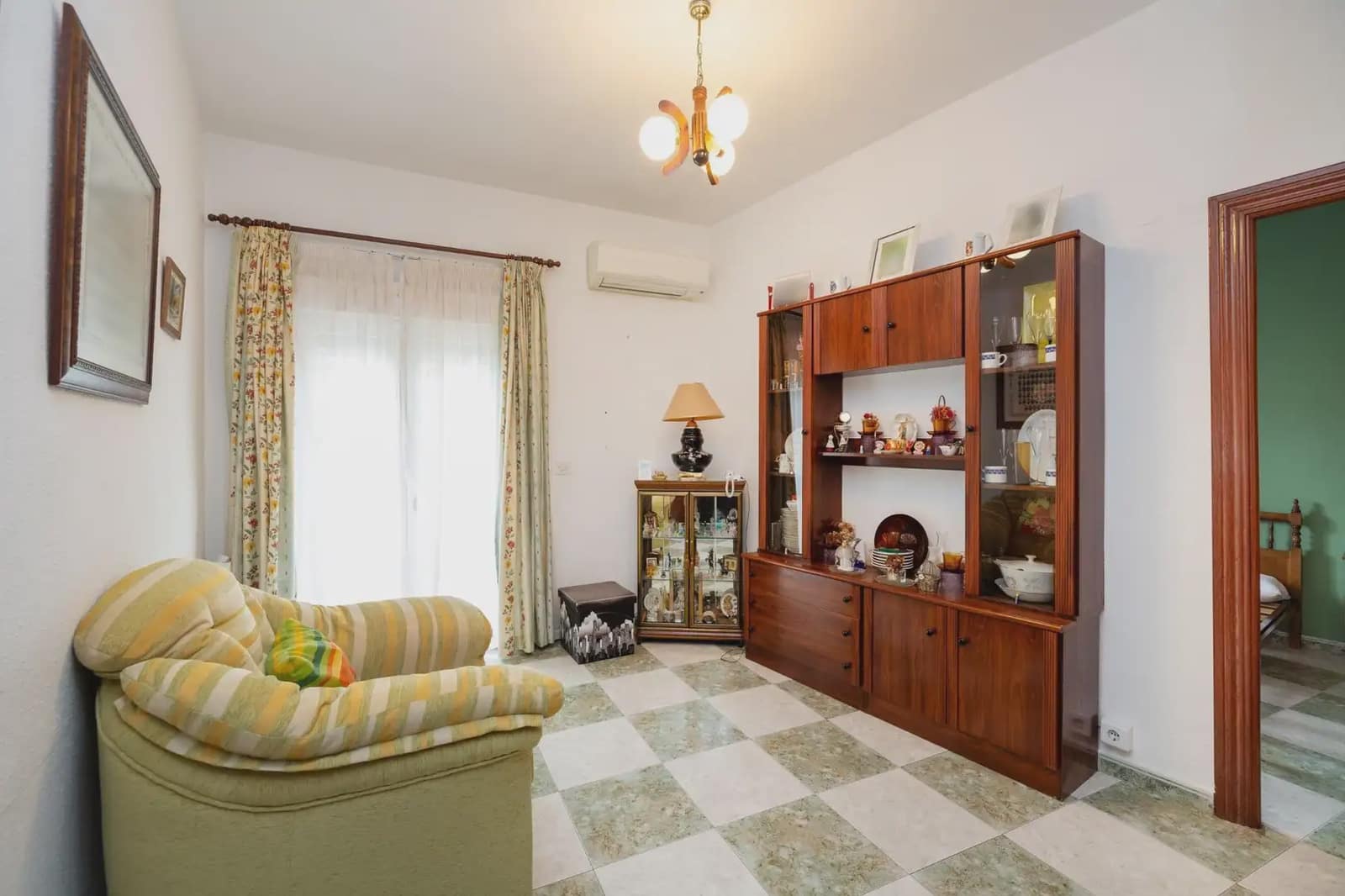 7 bedroom Townhouse for sale in Moraleda de Zafayona with garage - € 219,999 (Ref: 9923034)