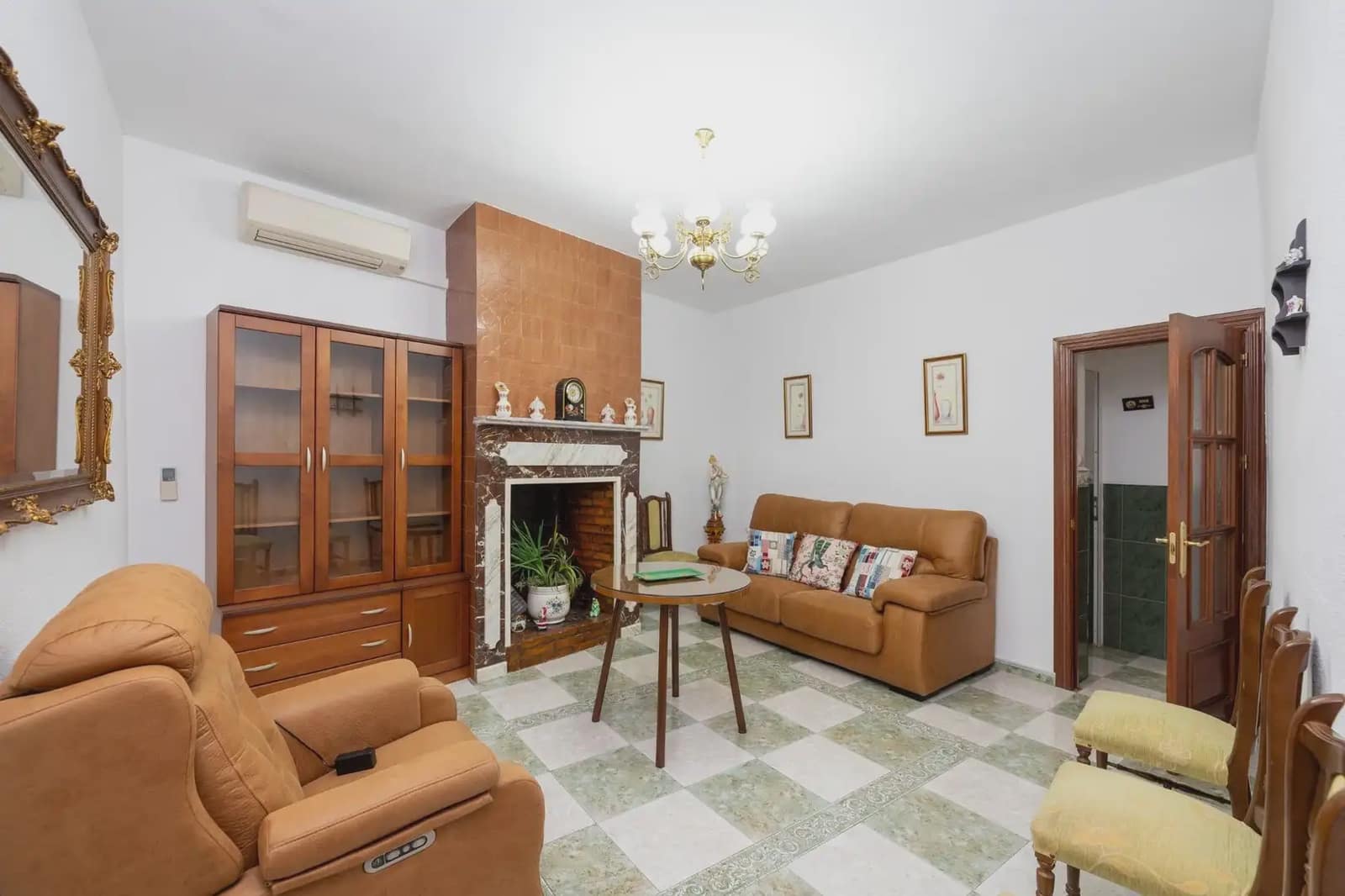 7 bedroom Townhouse for sale in Moraleda de Zafayona with garage - € 219,999 (Ref: 9923034)