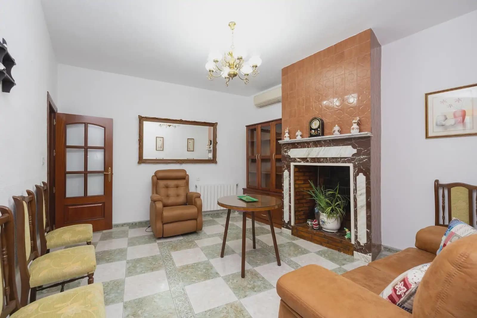 7 bedroom Townhouse for sale in Moraleda de Zafayona with garage - € 219,999 (Ref: 9923034)