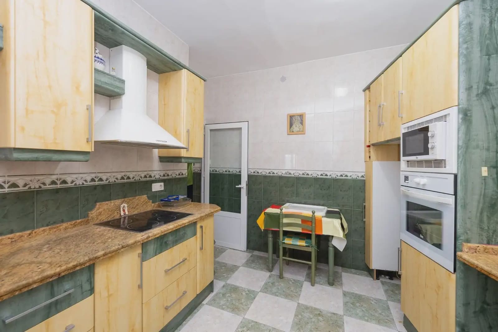 7 bedroom Townhouse for sale in Moraleda de Zafayona with garage - € 219,999 (Ref: 9923034)
