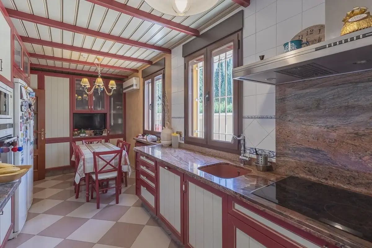 5 soveværelse Villa til salg i Granada by med garage - € 750.000 (Ref: 9924915)