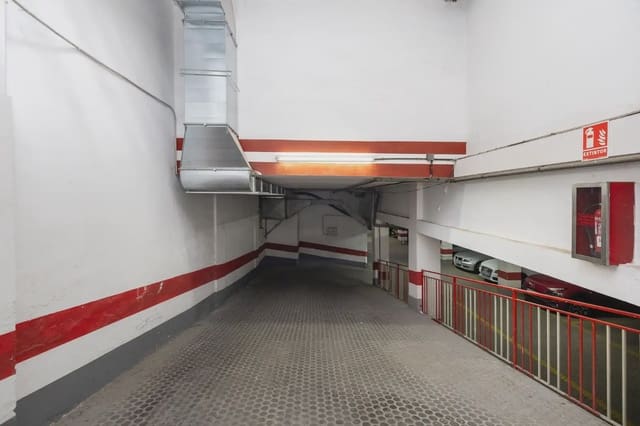 Garage til salg i Centro - Sagrario, Granada by - € 40.000 (Ref: 9928314)