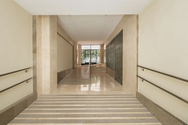 Piso de 3 habitaciones en Pajaritos - Plaza de Toros, Granada ciudad en venta - 290.000 € (Ref: 9932391)