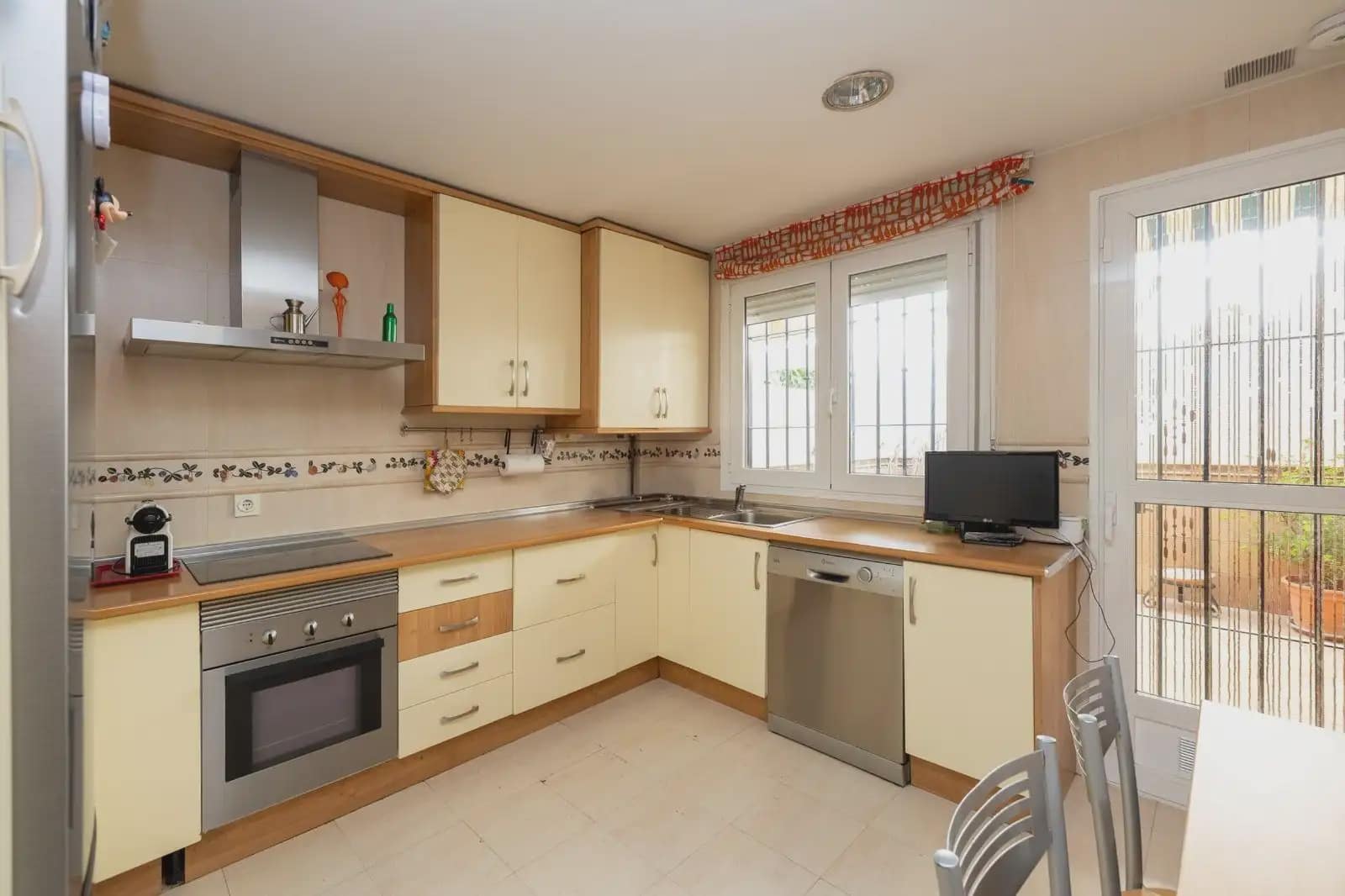 4 soveværelse Byhus til salg i Granada by med garage - € 495.000 (Ref: 9932568)