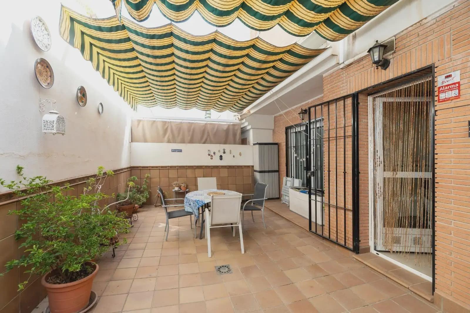 4 soveværelse Byhus til salg i Granada by med garage - € 495.000 (Ref: 9932568)