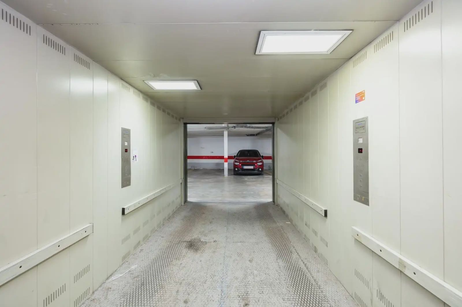 Garage til salg i Granada by - € 31.500 (Ref: 9932681)