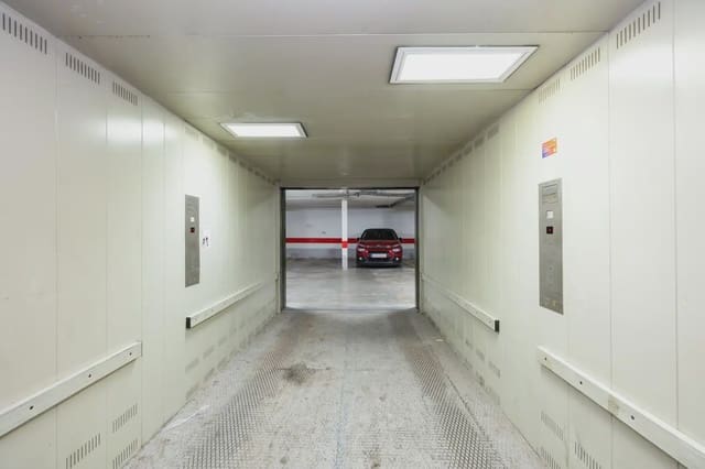Garage te koop in San Matías - Realejo, Granada stad - € 31.500 (Ref: 9932681)