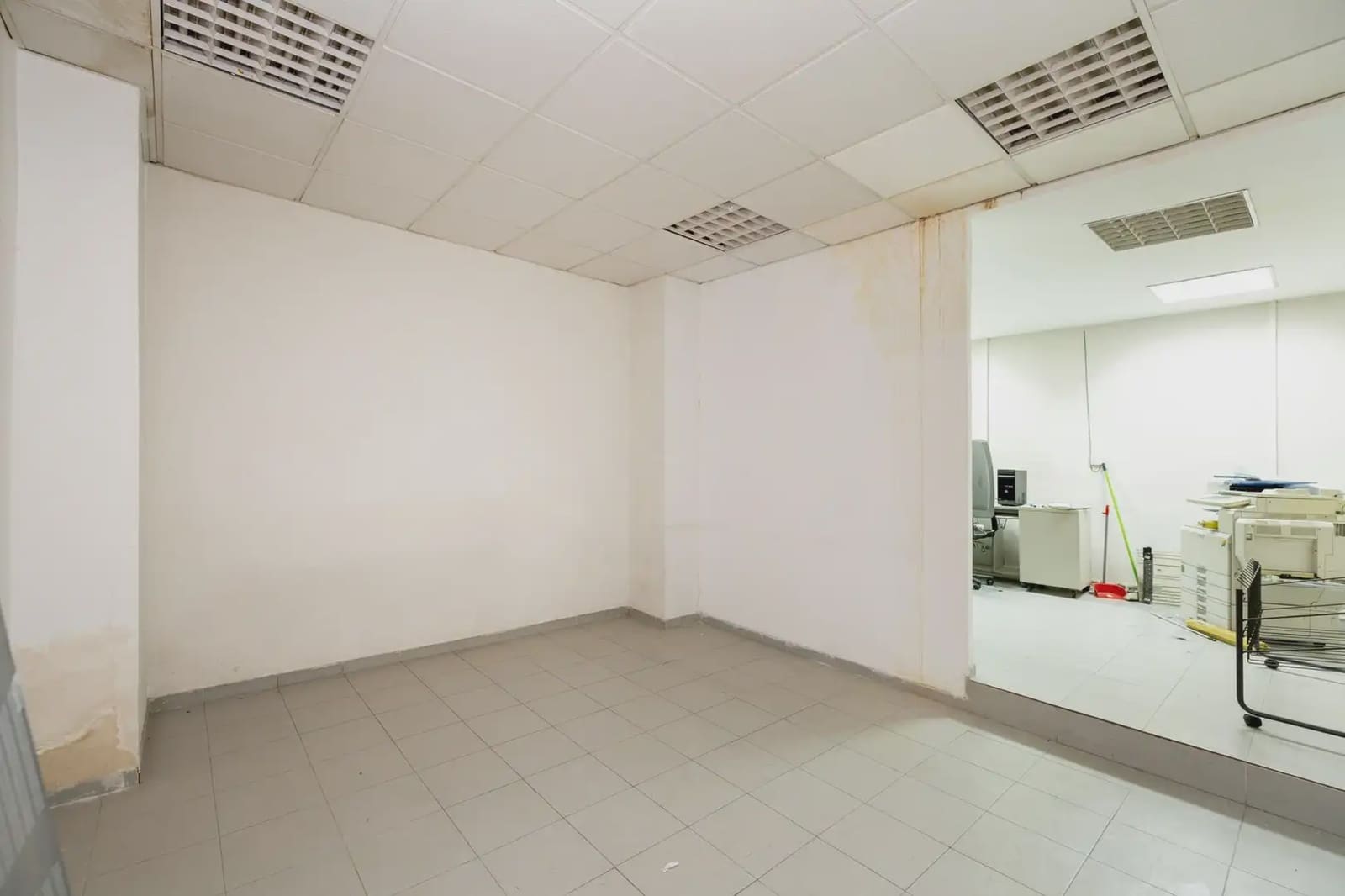Erhverv til salg i Granada by - € 420.000 (Ref: 9935287)