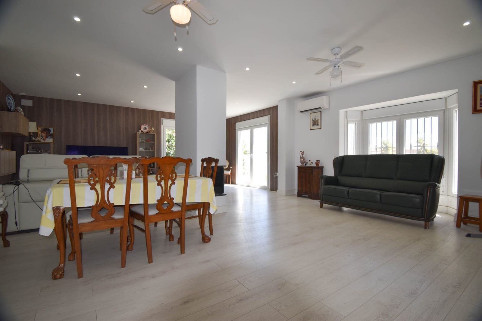 4 Zimmer Villa zu verkaufen in Chiclana de la Frontera - 425.000 € (Ref: 10001220)
