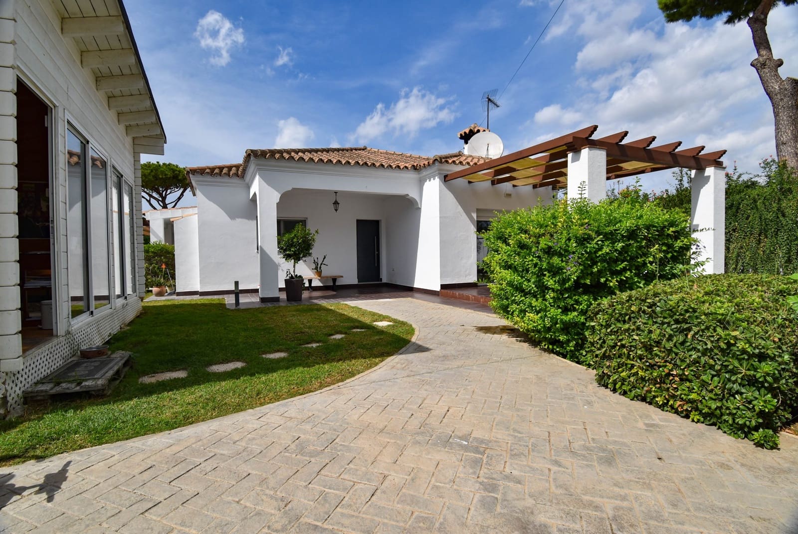 3 slaapkamer Villa te koop in Chiclana de la Frontera met zwembad - € 439.900 (Ref: 10156226)