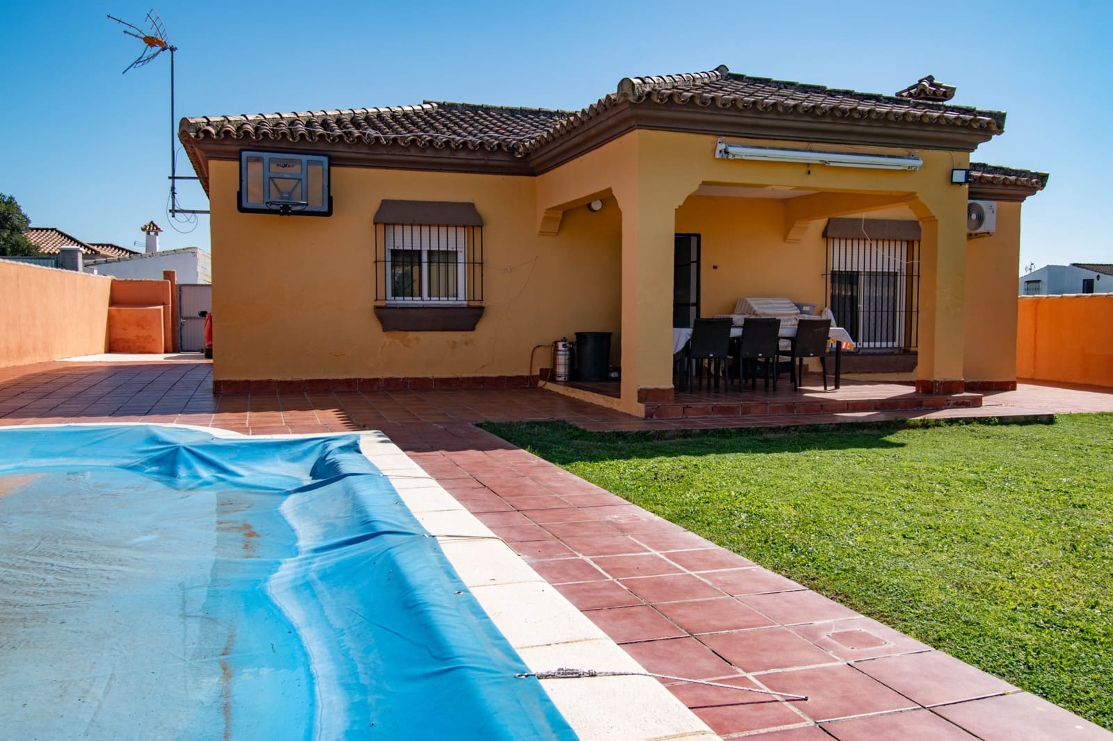 3 bedroom Villa for sale in Chiclana de la Frontera - € 239,900 (Ref: 9730862)