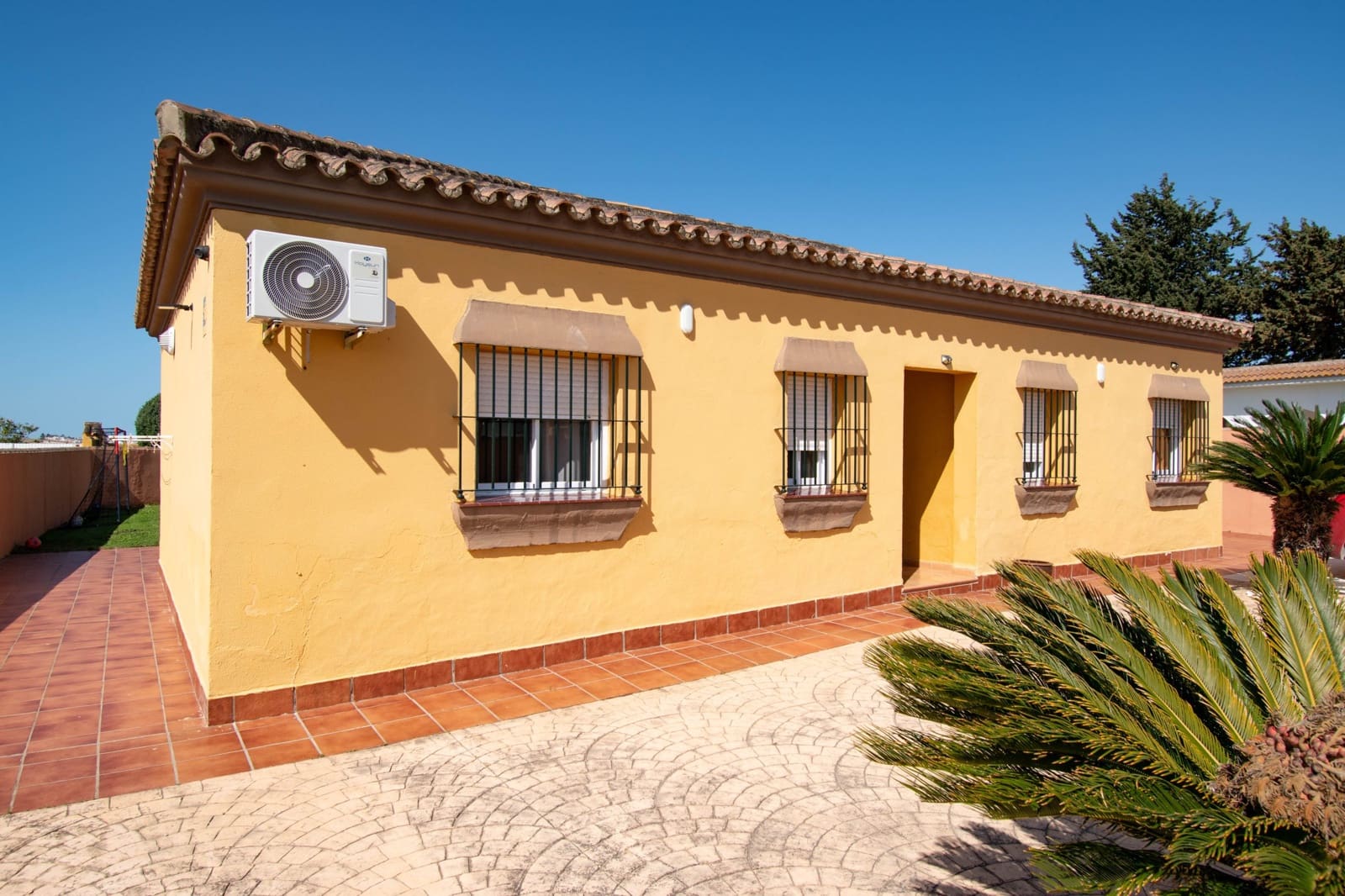 3 bedroom Villa for sale in Chiclana de la Frontera - € 239,900 (Ref: 9730862)