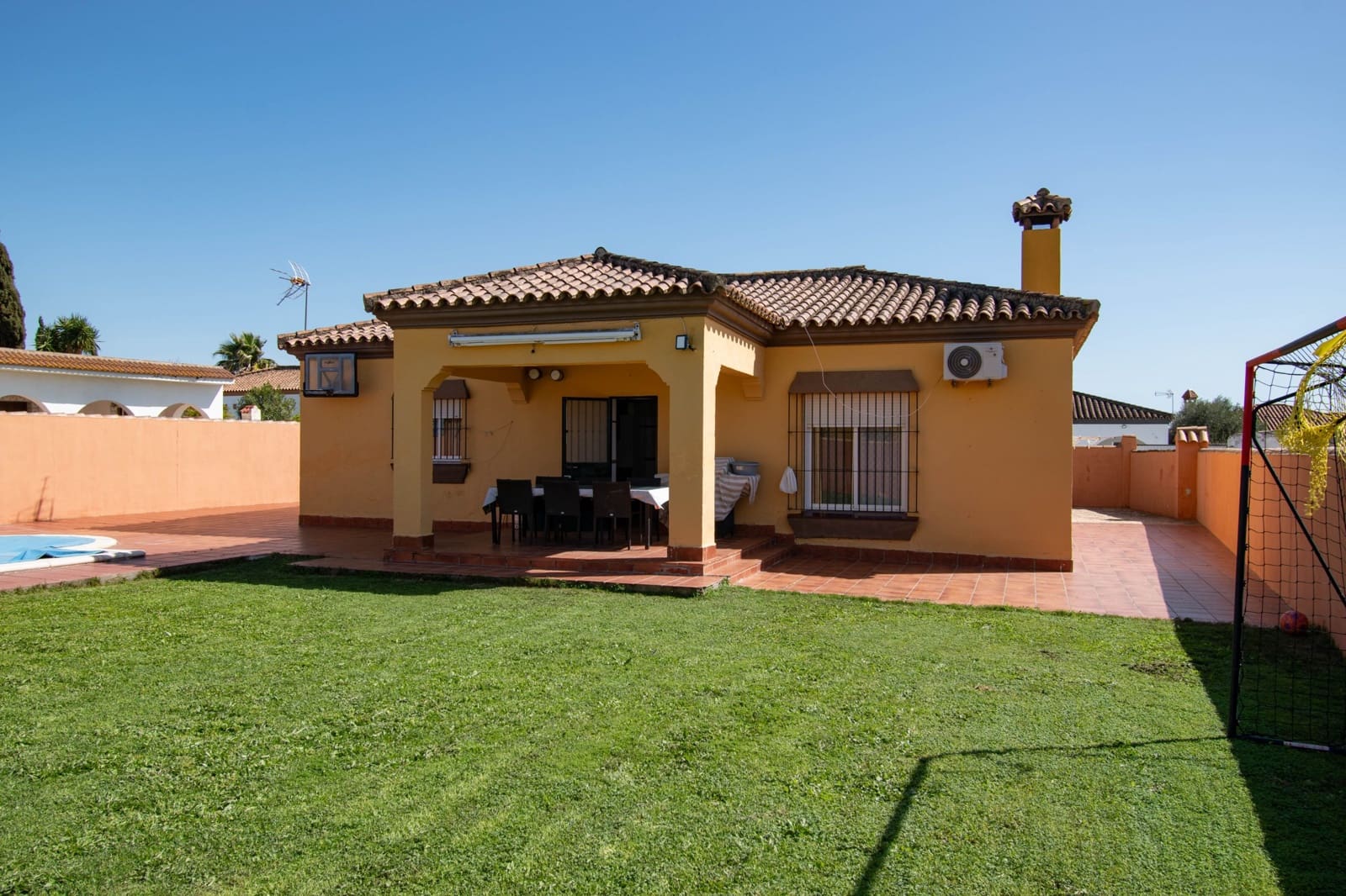 3 bedroom Villa for sale in Chiclana de la Frontera - € 239,900 (Ref: 9730862)