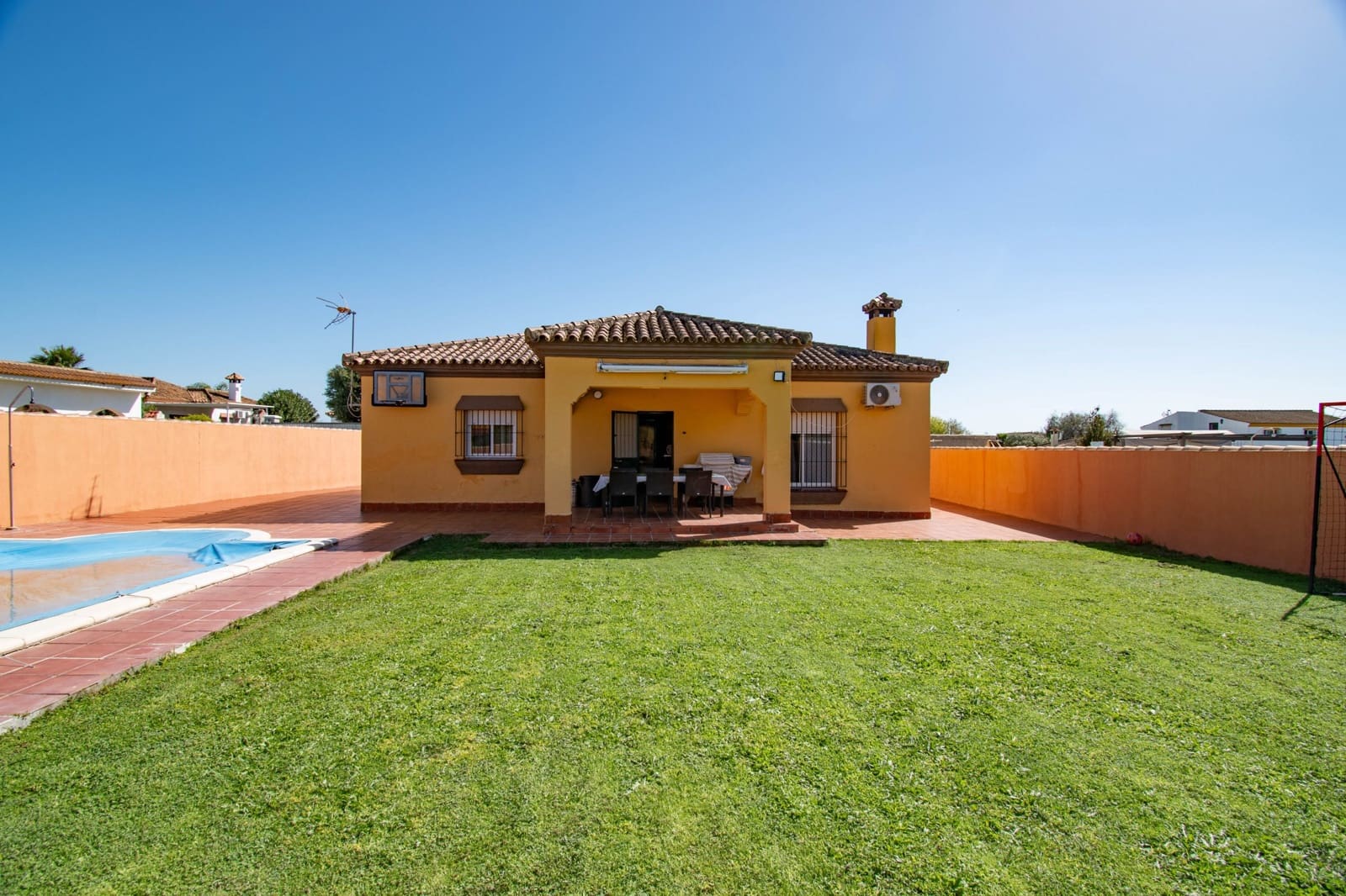3 bedroom Villa for sale in Chiclana de la Frontera - € 239,900 (Ref: 9730862)