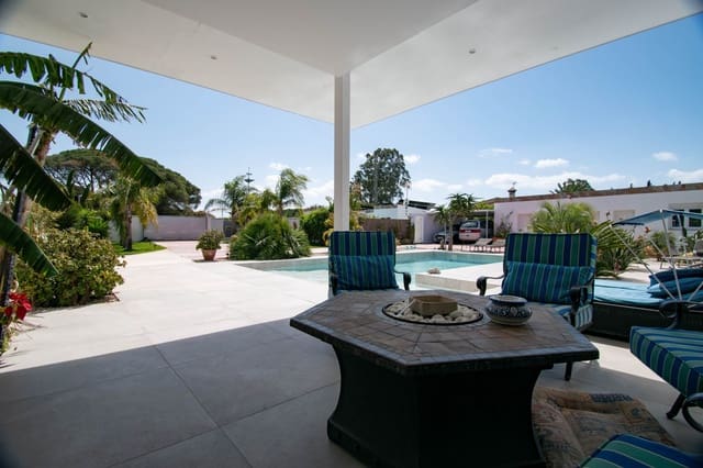 6 bedroom Villa for sale in Chiclana de la Frontera - € 749,900 (Ref: 9740164)