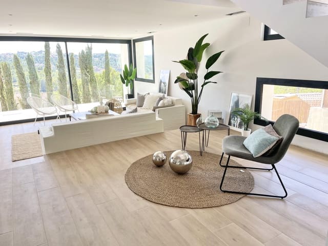 4 sypialnia Willa na sprzedaż w Canyelles z basenem garażem - 649 000 € (Ref: 8139529)