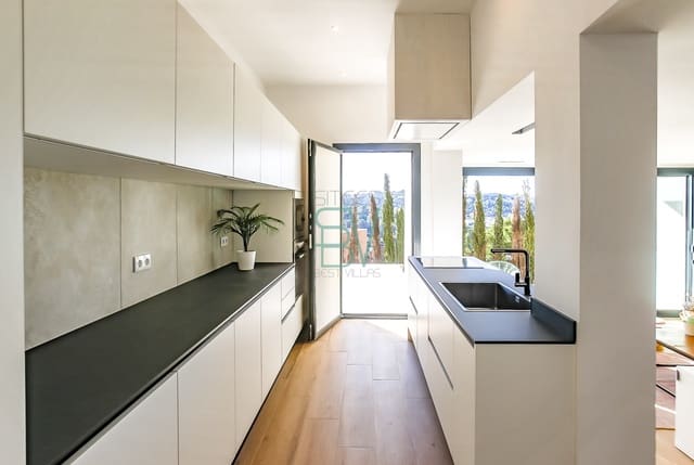 4 sypialnia Willa na sprzedaż w Canyelles z basenem garażem - 649 000 € (Ref: 8139529)