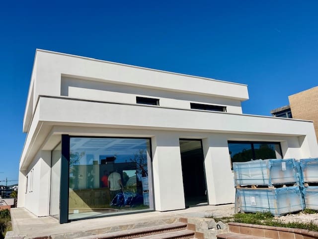 4 makuuhuone Huvila myytävänä paikassa Vilanova i la Geltru mukana uima-altaan 
autotalli - 1 890 000 € (Ref: 8782177)