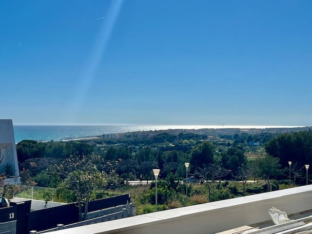 4 makuuhuone Huvila myytävänä paikassa Vilanova i la Geltru mukana uima-altaan 
autotalli - 1 890 000 € (Ref: 8782177)