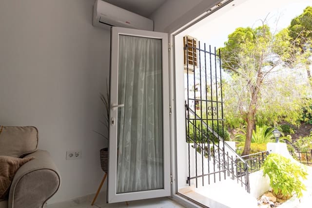 Casa de 4 habitaciones en Villamartin, Orihuela en venta con piscina - 325.000 € (Ref: 10012495)