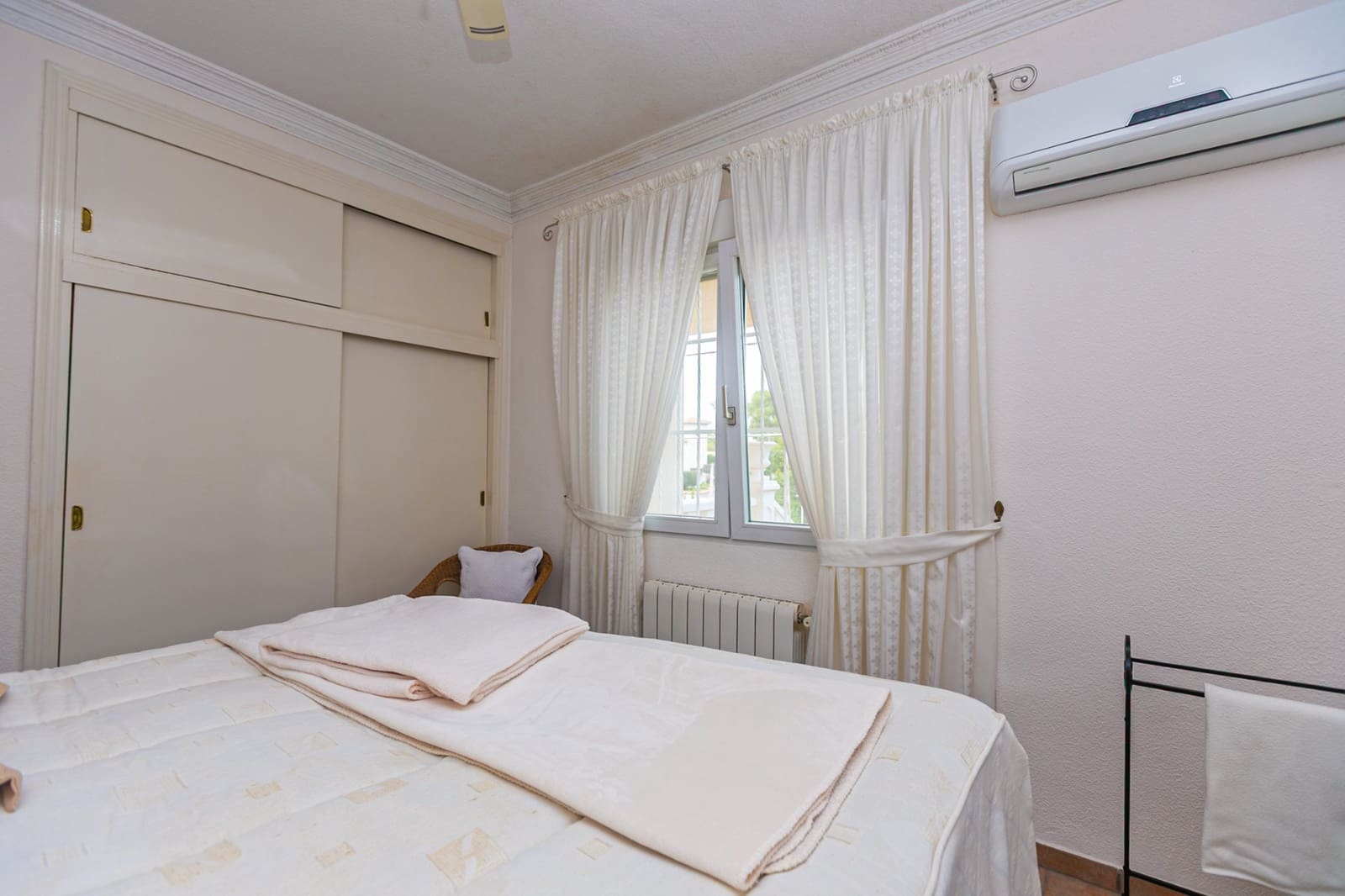 Chalet de 5 habitaciones en Villamartin en venta con piscina garaje - 698.900 € (Ref: 10134910)