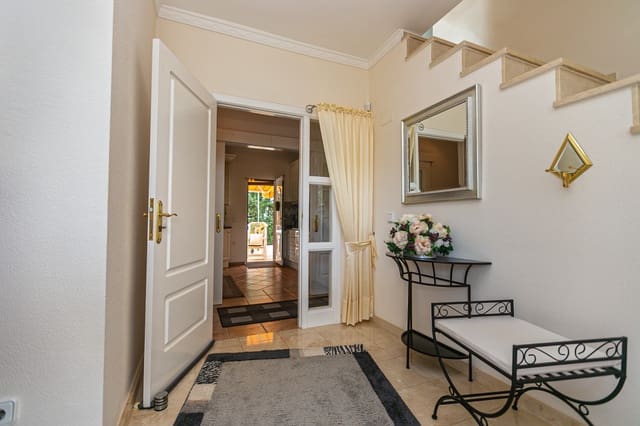 Chalet de 5 habitaciones en Villamartin, Orihuela en venta con piscina garaje - 698.900 € (Ref: 10134910)