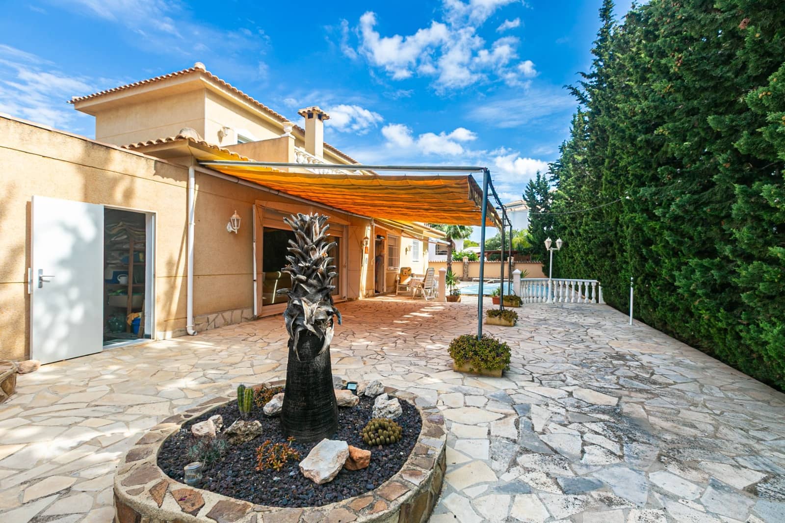 Chalet de 5 habitaciones en Villamartin en venta con piscina garaje - 698.900 € (Ref: 10134910)