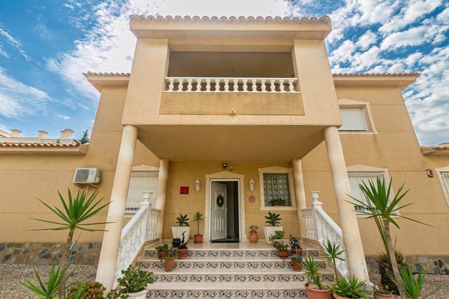 Chalet de 5 habitaciones en Villamartin, Orihuela en venta con piscina garaje - 698.900 € (Ref: 10134910)