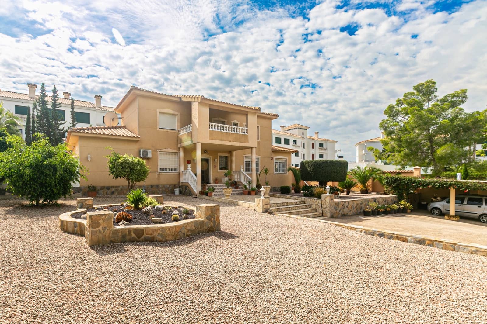 Chalet de 5 habitaciones en Villamartin en venta con piscina garaje - 698.900 € (Ref: 10134910)