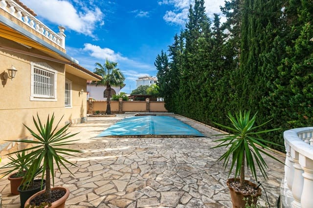 Chalet de 5 habitaciones en Villamartin, Orihuela en venta con piscina garaje - 698.900 € (Ref: 10134910)