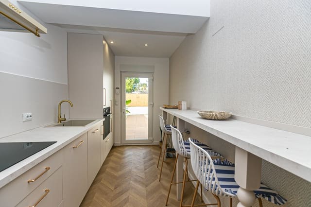 Pareado de 4 habitaciones en Punta Prima, Torrevieja en venta con piscina garaje - 749.000 € (Ref: 10136447)