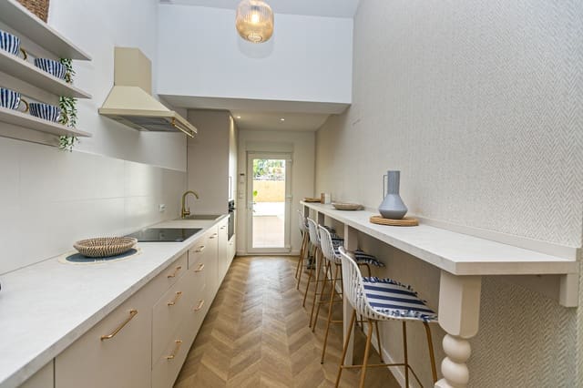Pareado de 4 habitaciones en Punta Prima, Torrevieja en venta con piscina garaje - 749.000 € (Ref: 10136447)