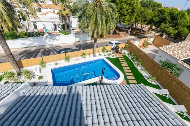 Pareado de 4 habitaciones en Punta Prima, Torrevieja en venta con piscina garaje - 749.000 € (Ref: 10136447)