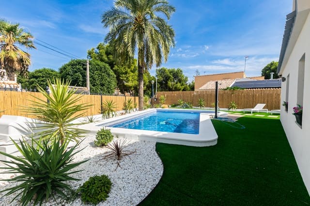 Pareado de 4 habitaciones en Punta Prima, Torrevieja en venta con piscina garaje - 749.000 € (Ref: 10136447)